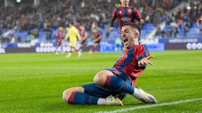 Iker Unzueta celebra un gol anotado este curso con la SD Huesca