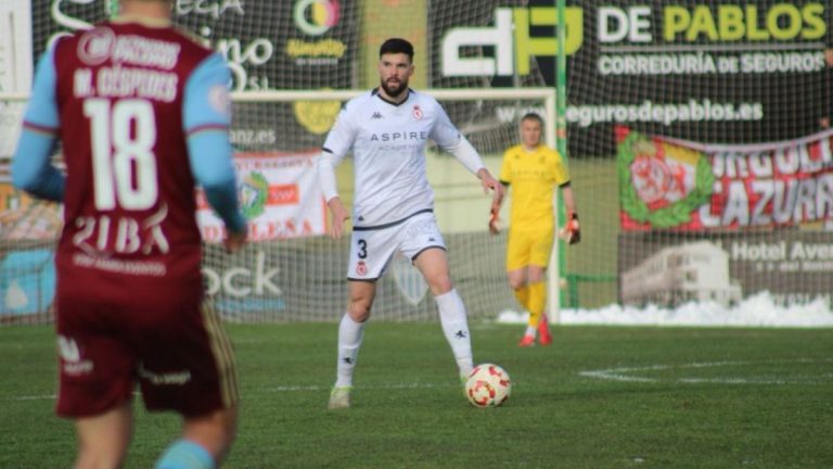 Eneko Satrústegui, en un duelo de etse pasado curso con la Cultural Leonesa