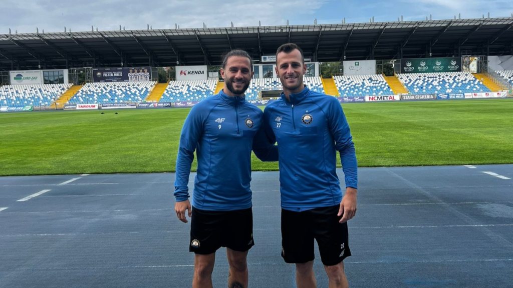 Mario Losada y Ale Díez, los dos integrantes de Emart&Soccer en el Stal Mielec