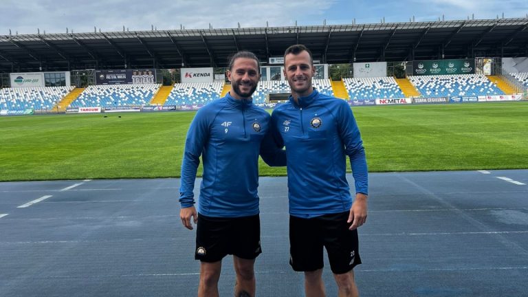 Mario Losada y Ale Díez, los dos integrantes de Emart&Soccer en el Stal Mielec