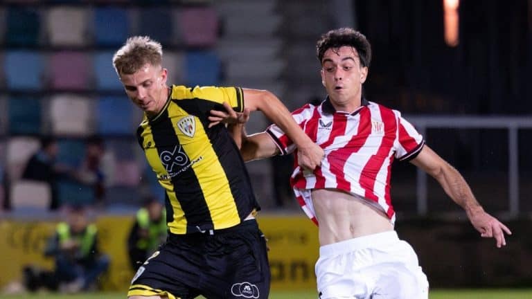 Beñat de Jesús lucha por un balón con un jugador del Athletic Club B en el último encuentro del Barakaldo CF.