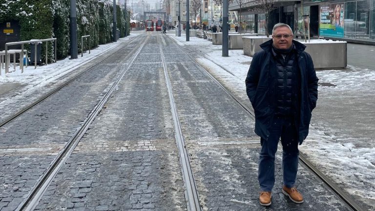 El CEO de Emart&Soccer, Eduardo Llanos, en uno de los viajes realizados este 2025