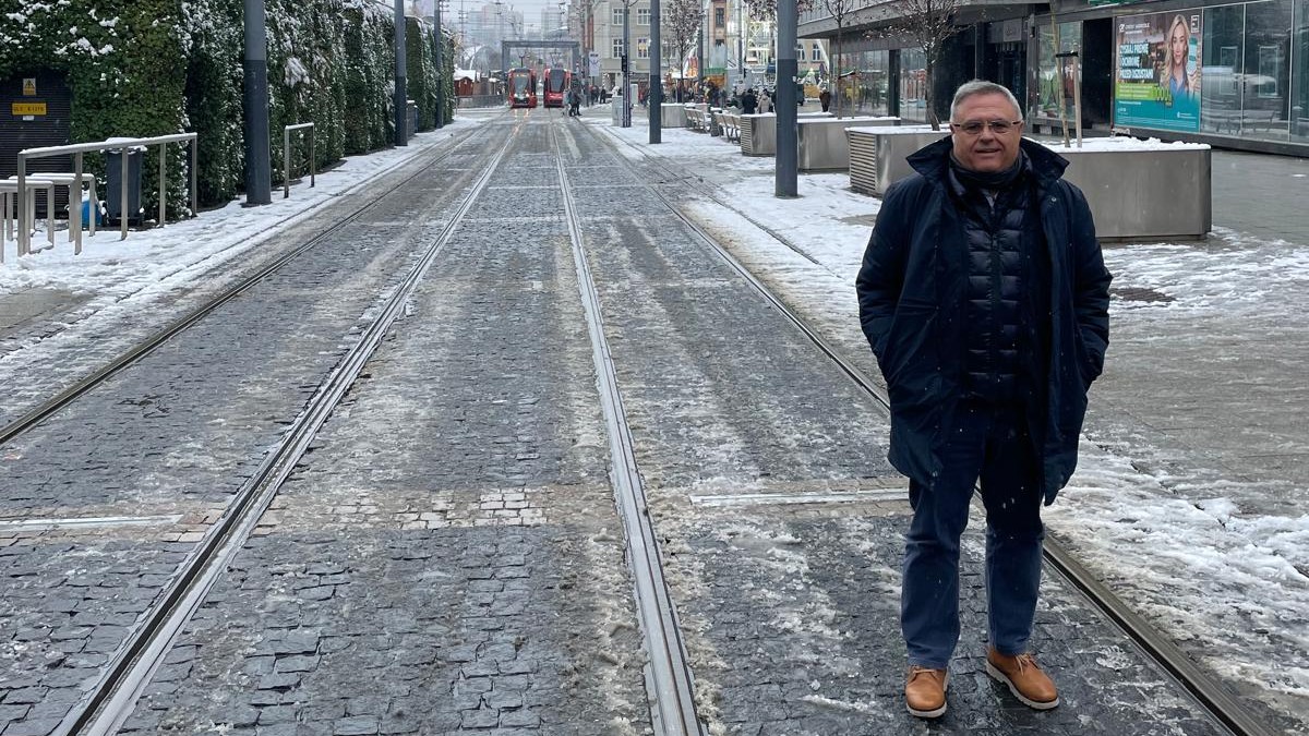 El CEO de Emart&Soccer, Eduardo Llanos, en uno de los viajes realizados este 2025