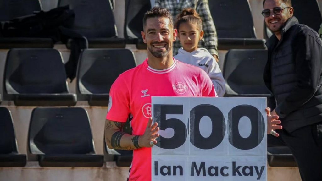 500 partidos com profesional para Ian Mackay