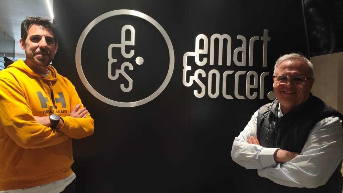 Eduardo Llanos, CEO de Emart&Soccer, junto a Miguel Santiago, de MS Fisio, en las oficinas de nuestra agencia de representación